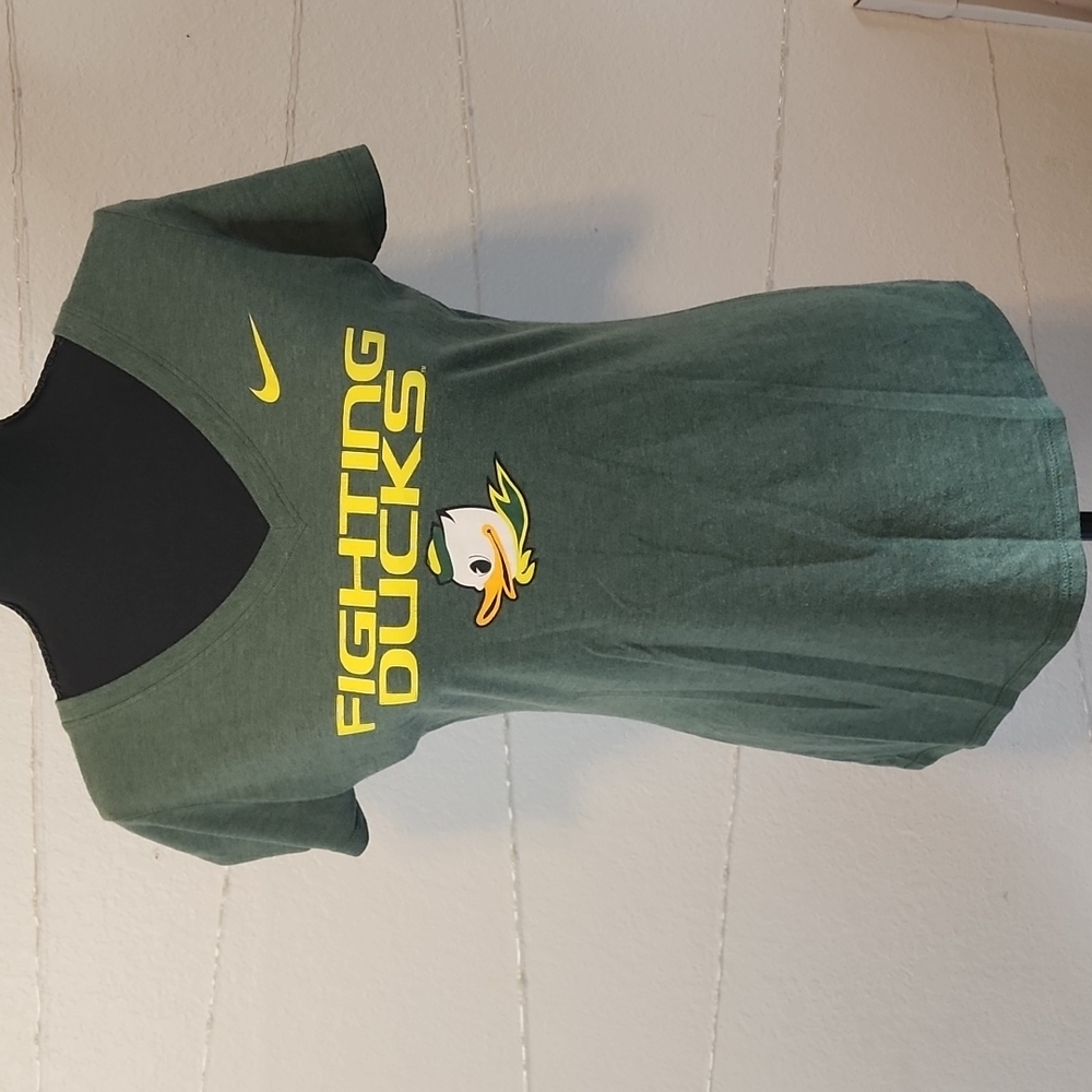 NIKE Oregon Ducks Slim Fit Women's size Large tee